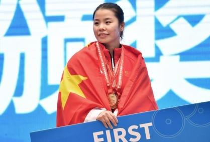 重庆刘凤女子举重运动员_举重冠军刘凤_刘凤举重